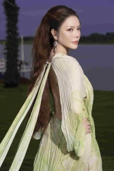 Lý Nhã Kỳ 'lột xác' với thân hình bốc lửa trong tiệc sinh nhật