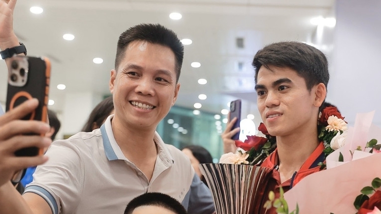 Hình ảnh U23 Việt Nam mang cúp vô địch đến người hâm mộ tại sân bay Nội Bài và Tân Sơn Nhất