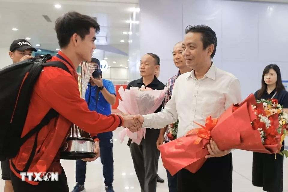 Hình ảnh U23 Việt Nam mang cúp vô địch đến người hâm mộ tại sân bay Nội Bài và Tân Sơn Nhất Hình ảnh U23 Việt Nam mang cúp vô địch đến người hâm mộ tại sân bay Nội Bài và Tân Sơn Nhất
