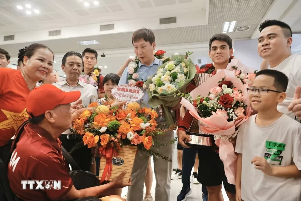 Hình ảnh U23 Việt Nam mang cúp vô địch đến người hâm mộ tại sân bay Nội Bài và Tân Sơn Nhất Hình ảnh U23 Việt Nam mang cúp vô địch đến người hâm mộ tại sân bay Nội Bài và Tân Sơn Nhất
