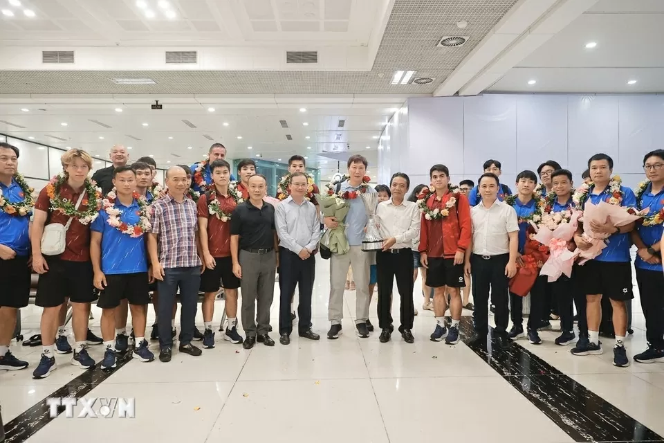 Hình ảnh U23 Việt Nam mang cúp vô địch đến người hâm mộ tại sân bay Nội Bài và Tân Sơn Nhất Hình ảnh U23 Việt Nam mang cúp vô địch đến người hâm mộ tại sân bay Nội Bài và Tân Sơn Nhất