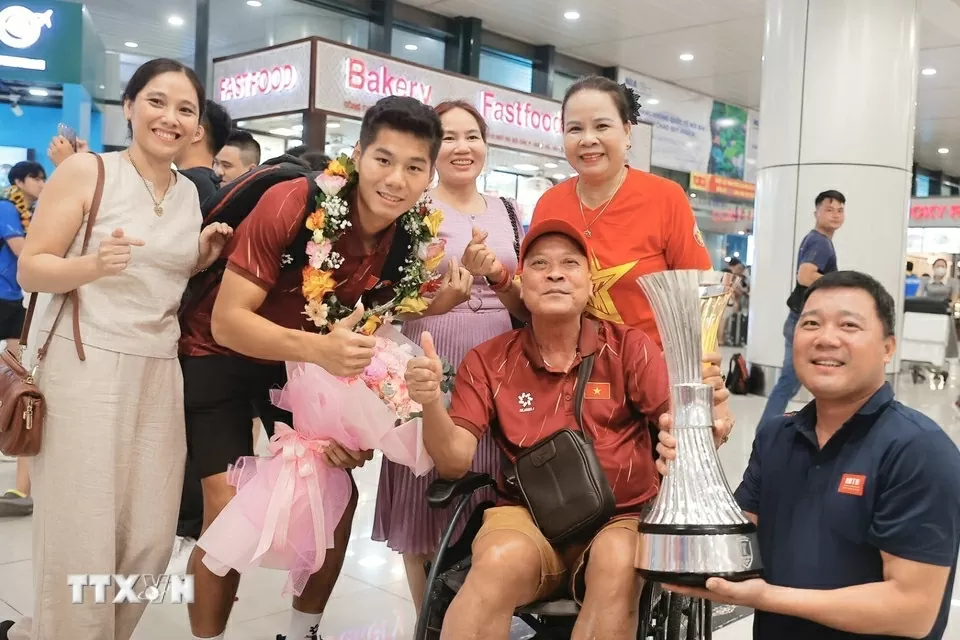 Hình ảnh U23 Việt Nam mang cúp vô địch đến người hâm mộ tại sân bay Nội Bài và Tân Sơn Nhất Hình ảnh U23 Việt Nam mang cúp vô địch đến người hâm mộ tại sân bay Nội Bài và Tân Sơn Nhất