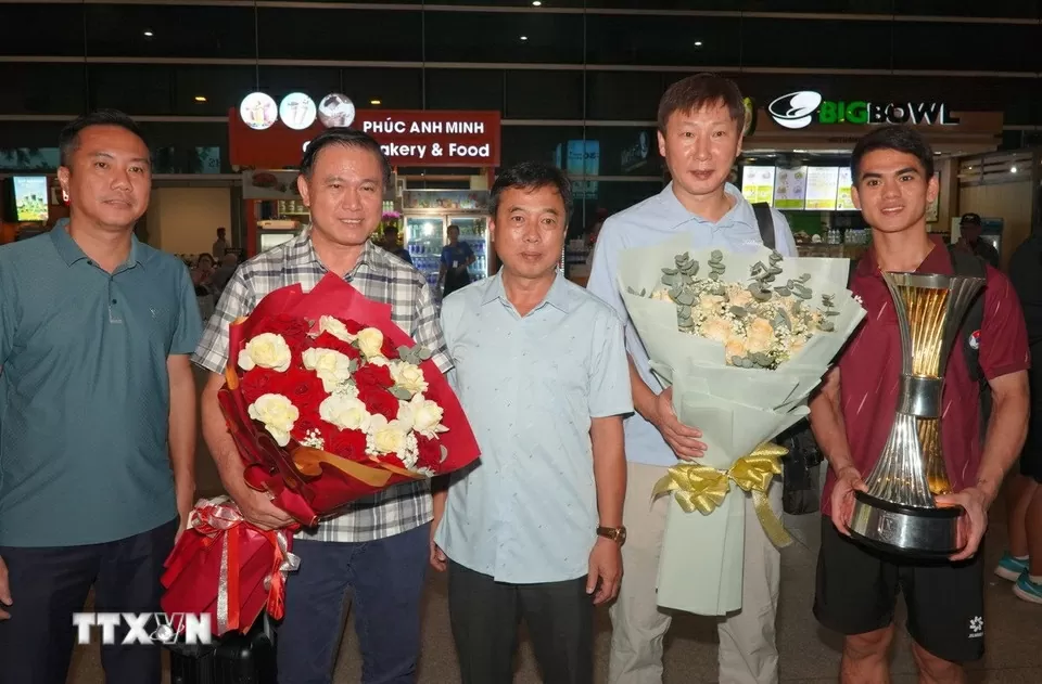Hình ảnh U23 Việt Nam mang cúp vô địch đến người hâm mộ tại sân bay Nội Bài và Tân Sơn Nhất Hình ảnh U23 Việt Nam mang cúp vô địch đến người hâm mộ tại sân bay Nội Bài và Tân Sơn Nhất