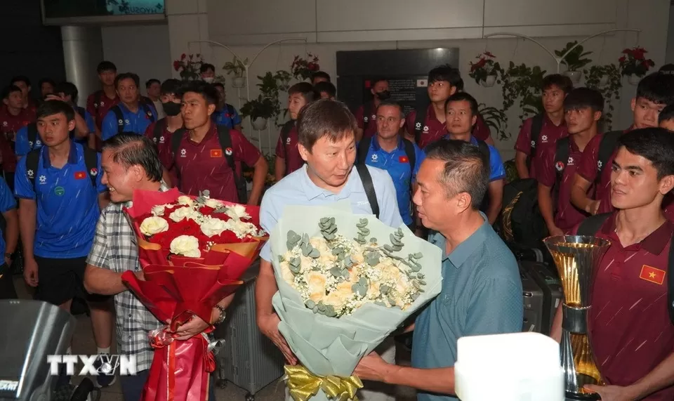 Hình ảnh U23 Việt Nam mang cúp vô địch đến người hâm mộ tại sân bay Nội Bài và Tân Sơn Nhất Hình ảnh U23 Việt Nam mang cúp vô địch đến người hâm mộ tại sân bay Nội Bài và Tân Sơn Nhất