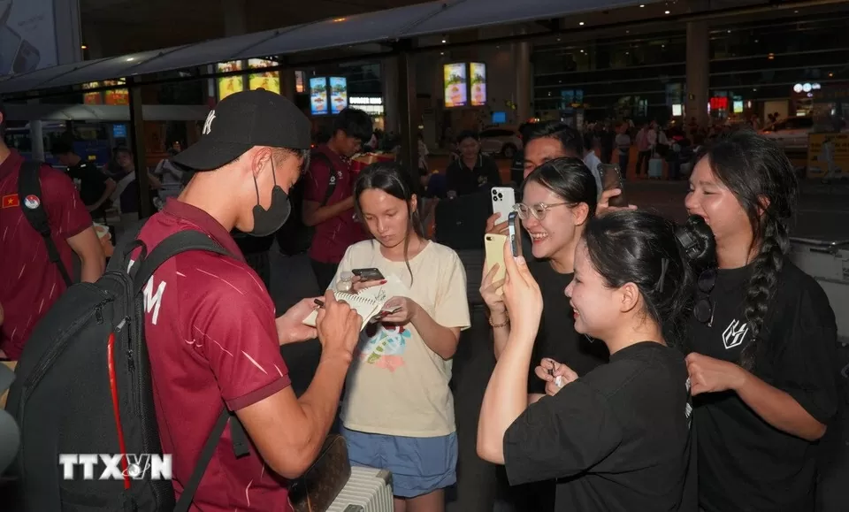 Hình ảnh U23 Việt Nam mang cúp vô địch đến người hâm mộ tại sân bay Nội Bài và Tân Sơn Nhất Hình ảnh U23 Việt Nam mang cúp vô địch đến người hâm mộ tại sân bay Nội Bài và Tân Sơn Nhất