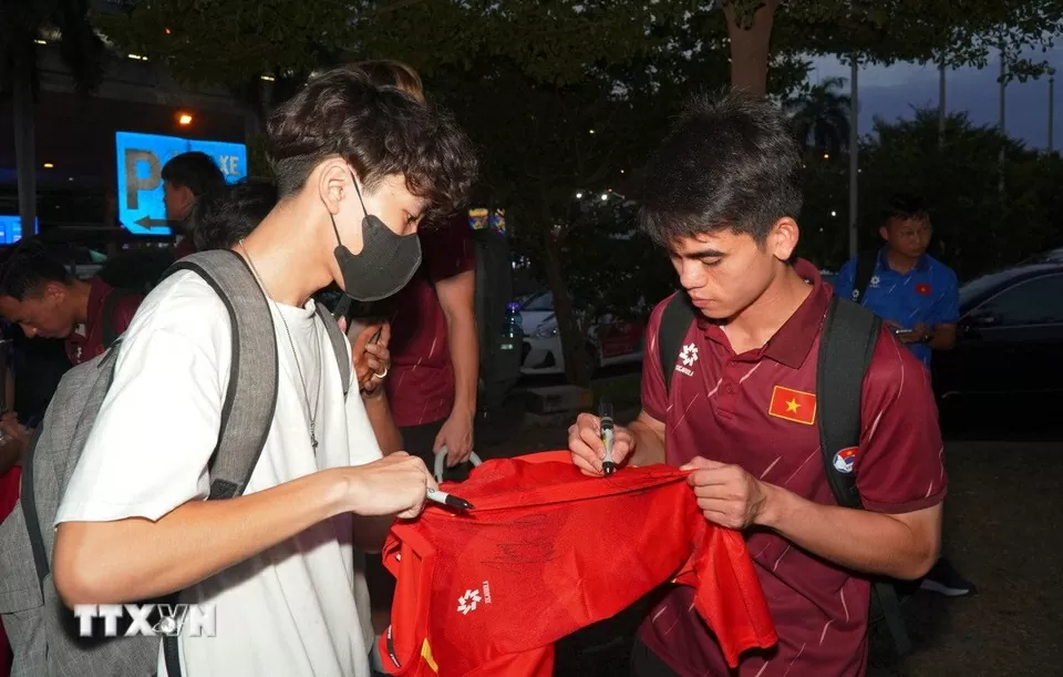 Hình ảnh U23 Việt Nam mang cúp vô địch đến người hâm mộ tại sân bay Nội Bài và Tân Sơn Nhất Hình ảnh U23 Việt Nam mang cúp vô địch đến người hâm mộ tại sân bay Nội Bài và Tân Sơn Nhất