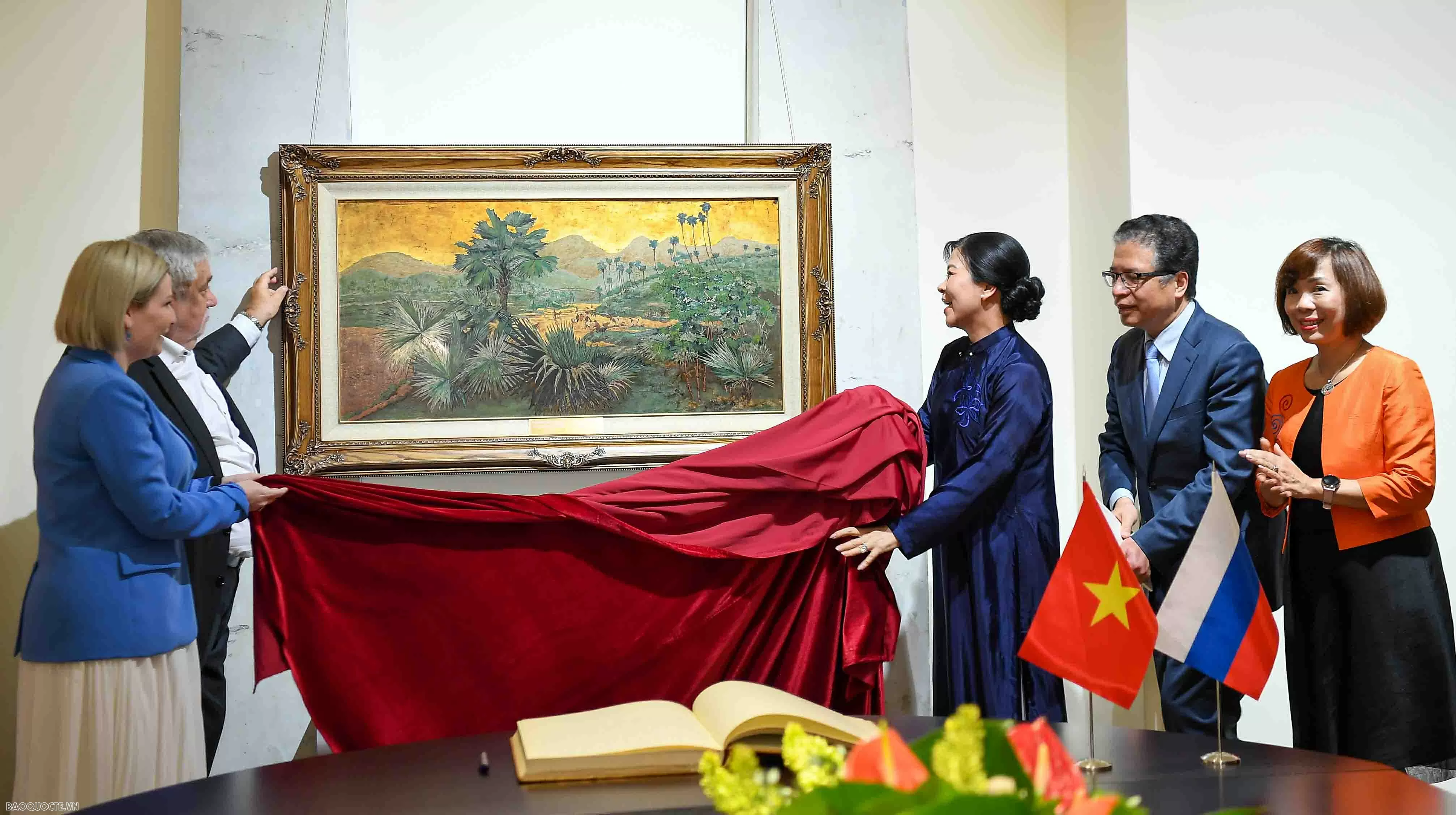 Chiếc áo dài lấy cảm hứng từ luỹ tre Việt Nam và rừng bạch dương Nga trưng bày giữa Moscow Chiếc áo dài lấy cảm hứng từ luỹ tre Việt Nam và rừng bạch dương Nga trưng bày giữa Moscow