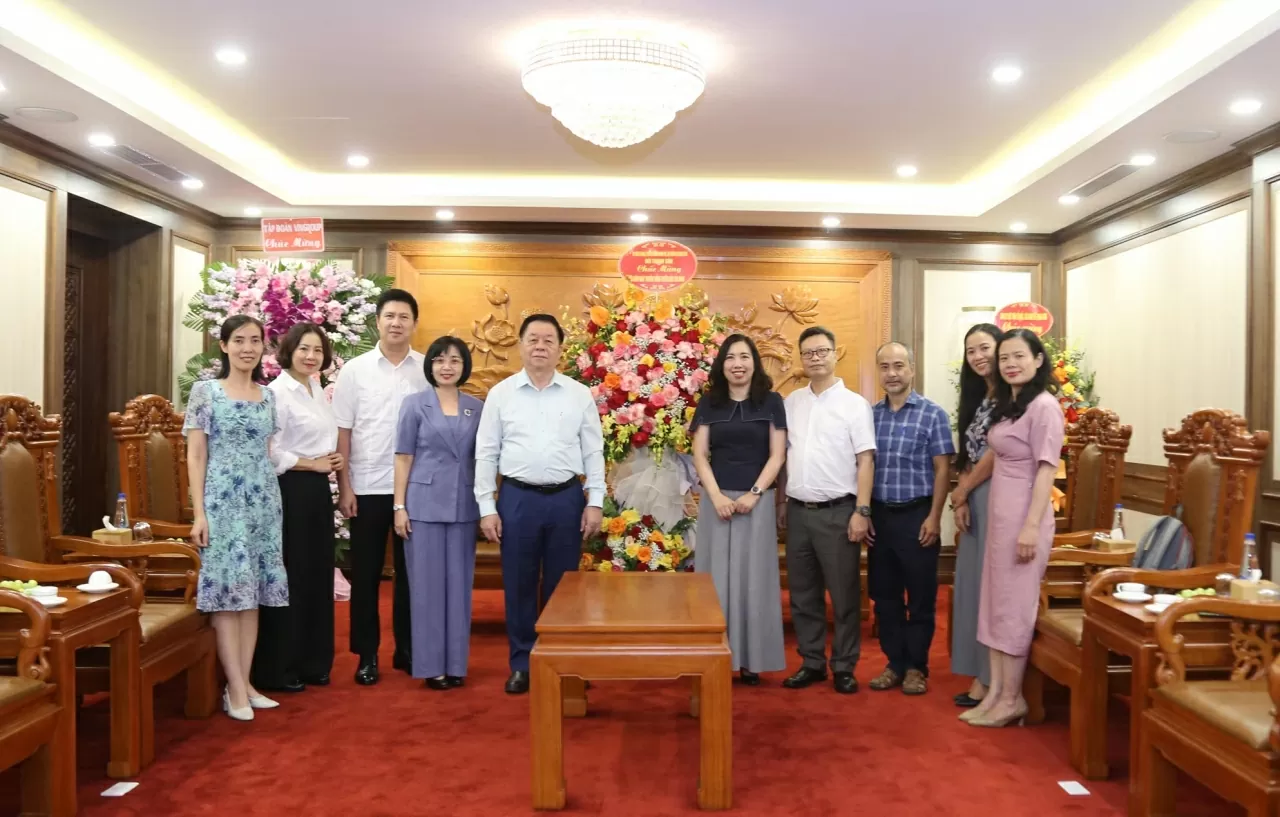 Lãnh đạo, cán bộ nhân viên của Ban Tuyên giáo và Dân vận Trung ương và Bộ Ngoại giao chụp bức ảnh lưu niệm. (Ảnh: Thành Long) Lãnh đạo, cán bộ nhân viên của Ban Tuyên giáo và Dân vận Trung ương và Bộ Ngoại giao chụp bức ảnh lưu niệm. (Ảnh: Thành Long)