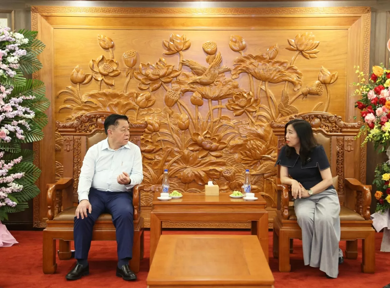 Ủy viên Bộ Chính trị, Bí thư Trung ương Đảng, Trưởng Ban Tuyên giáo và Dân vận Trung ương Nguyễn Trọng Nghĩa gửi lời cảm ơn tới Phó Thủ tướng, Bộ trưởng Ngoại giao Bùi Thanh Sơn nói riêng và toàn thể cán bộ Ngoại giao nói chung. (Ảnh: Thành Long) Ủy viên Bộ Chính trị, Bí thư Trung ương Đảng, Trưởng Ban Tuyên giáo và Dân vận Trung ương Nguyễn Trọng Nghĩa gửi lời cảm ơn tới Phó Thủ tướng, Bộ trưởng Ngoại giao Bùi Thanh Sơn nói riêng và toàn thể cán bộ Ngoại giao nói chung. (Ảnh: Thành Long)