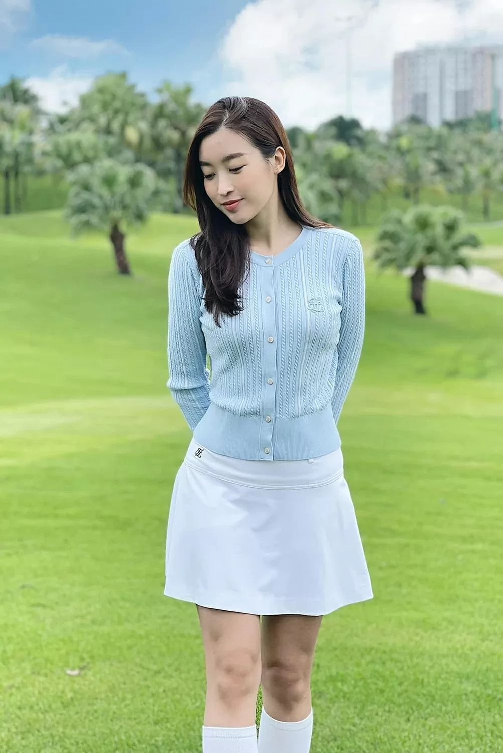 Hoa hậu Đỗ Mỹ Linh rạng rỡ cùng trang phục trẻ trung, chắn nắng trên sân golf