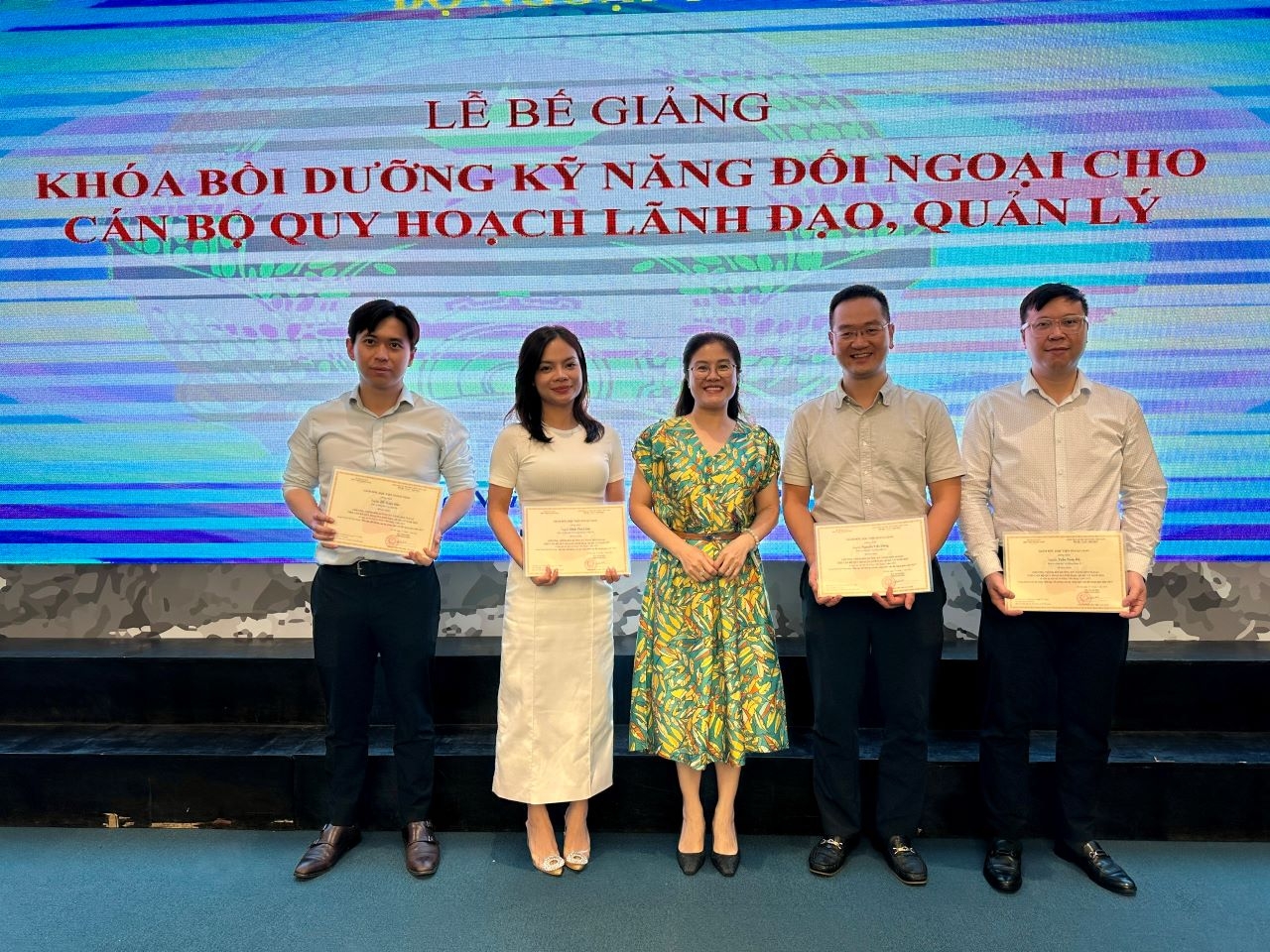 Bế giảng Khóa bồi dưỡng nâng cao kỹ năng đối ngoại cho cán bộ quy hoạch của Bộ Ngoại giao