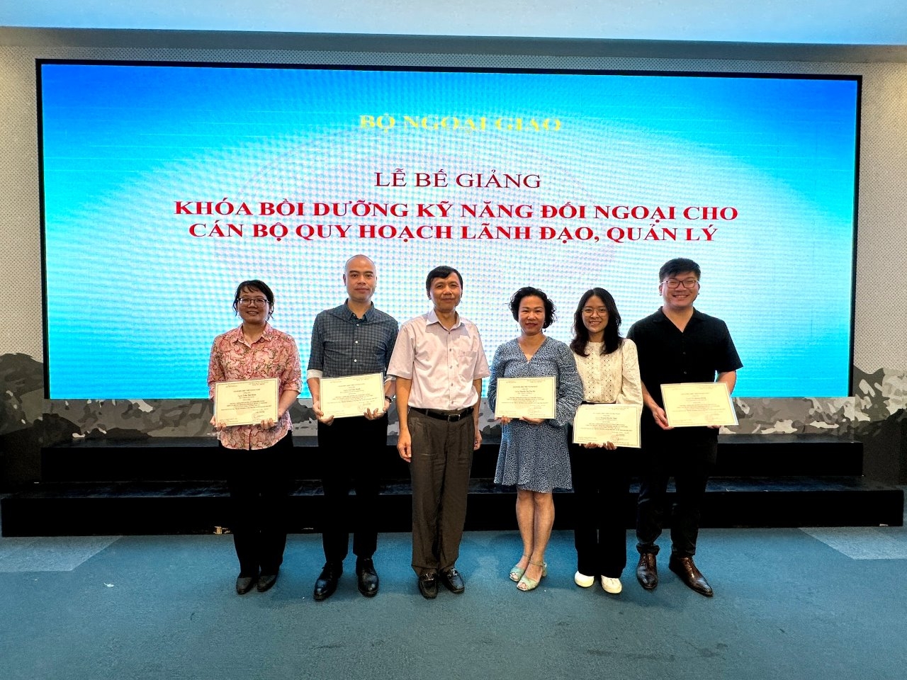 Bế giảng Khóa bồi dưỡng nâng cao kỹ năng đối ngoại cho cán bộ quy hoạch của Bộ Ngoại giao