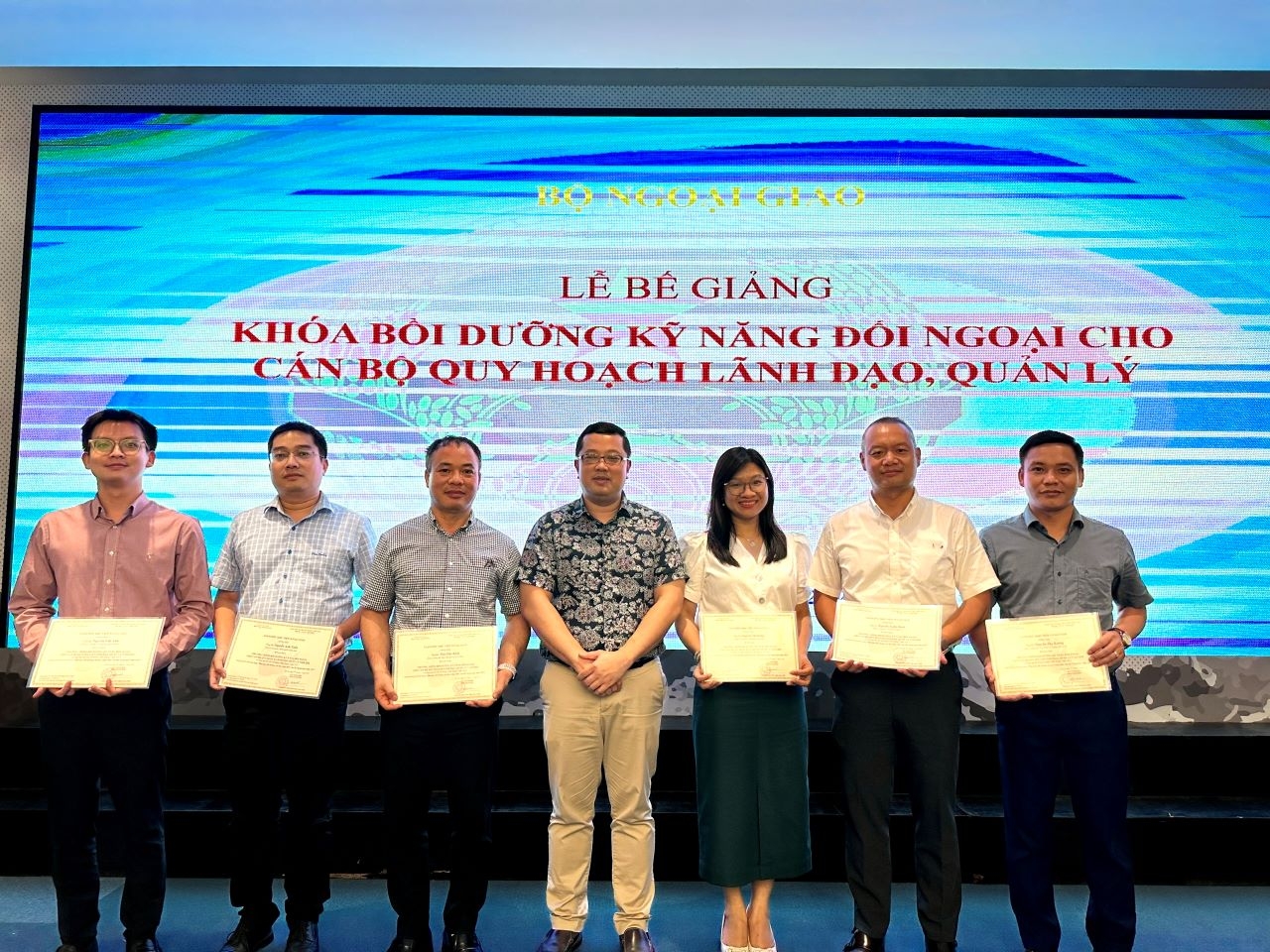 Bế giảng Khóa bồi dưỡng nâng cao kỹ năng đối ngoại cho cán bộ quy hoạch của Bộ Ngoại giao