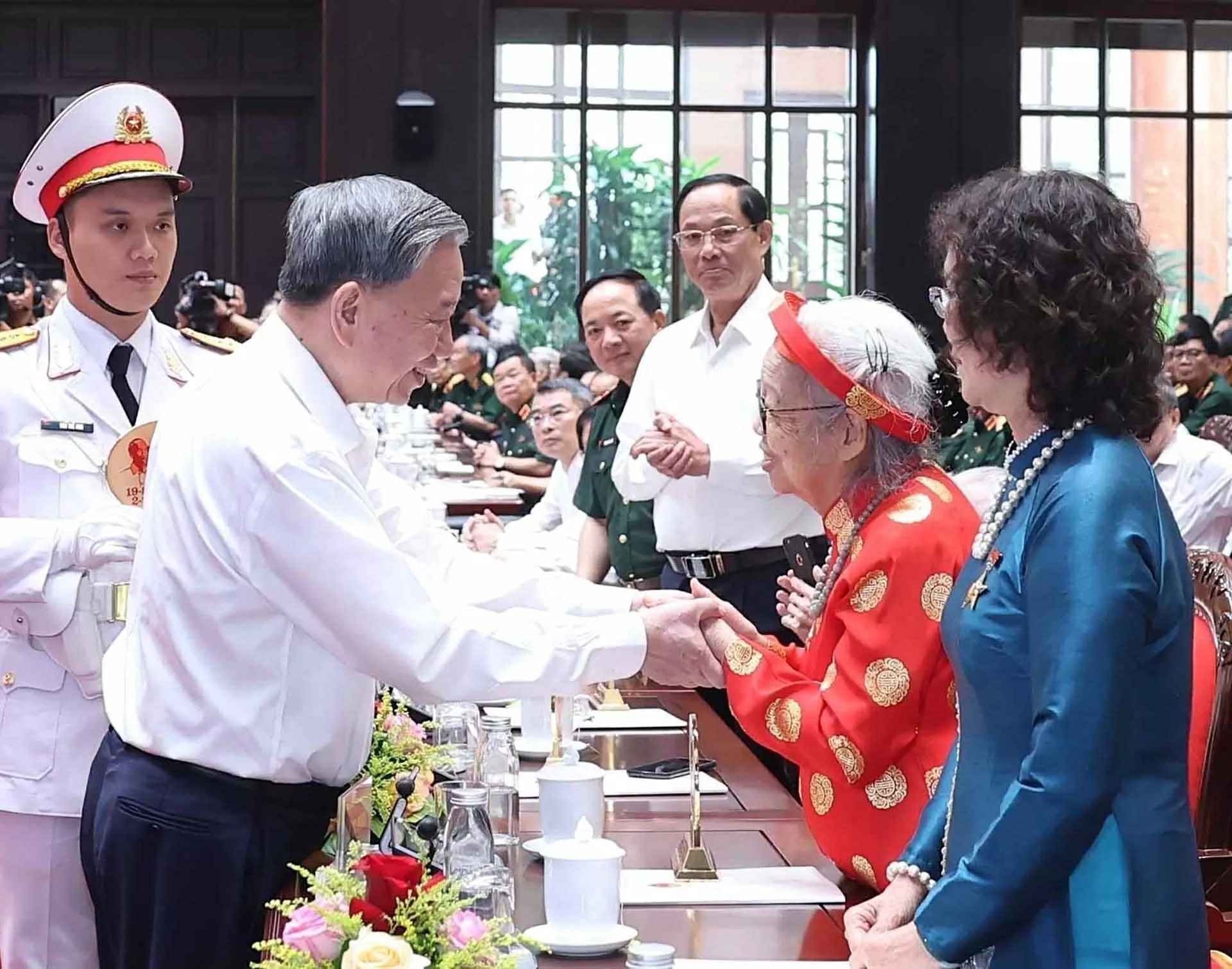 Phát huy cao độ truyền thống cha ông, tiếp tục nỗ lực phấn đấu đạt được những kỳ tích mới trong tương lai Phát huy cao độ truyền thống cha ông, tiếp tục nỗ lực phấn đấu đạt được những kỳ tích mới trong tương lai