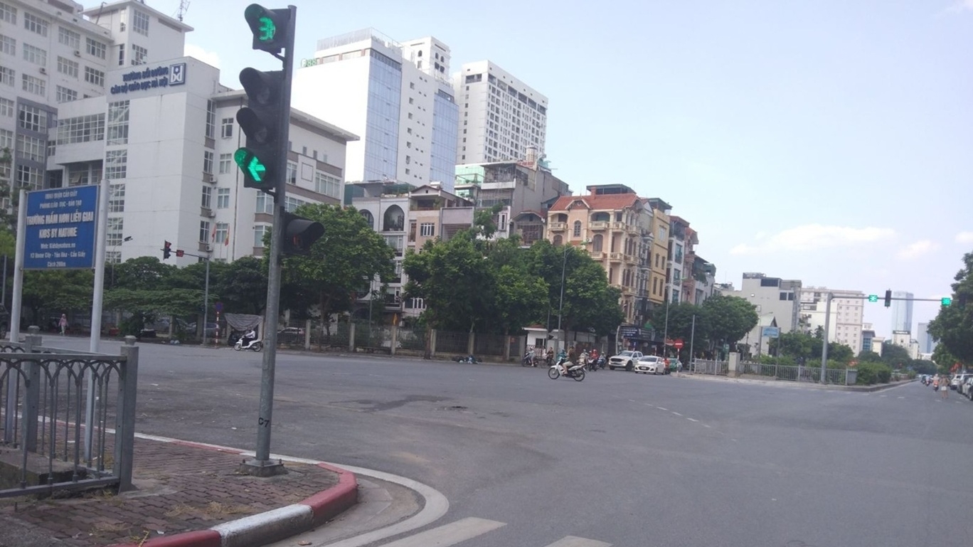 Tiếp tục điều khiển xe di chuyển khi đèn xanh còn 1 giây có sao không?