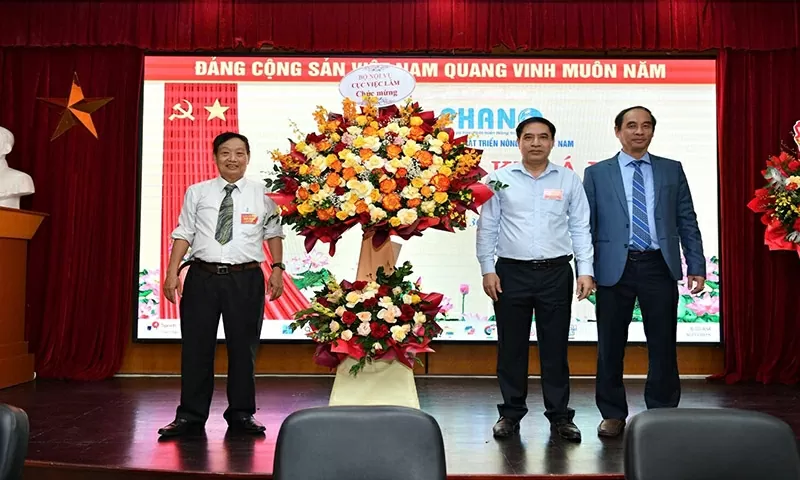 Cục Việc làm - Bộ Nội vụ tặng hoa chúc mừng Đại hội.