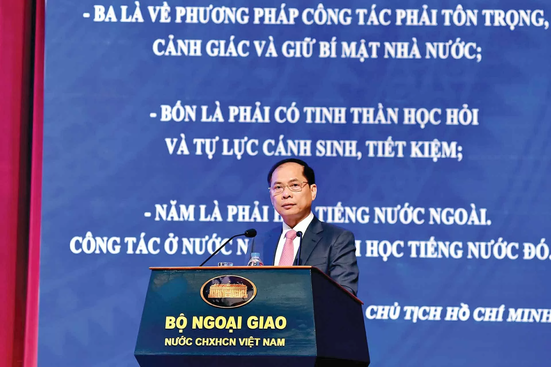 Ôn cố tri tân, rèn thân lập chí