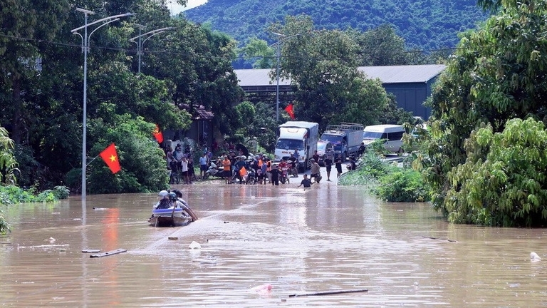 Sơn La: Nước sông Mã lên nhanh gây ngập lụt tại quốc lộ 4G xã Mường Hung