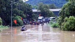 Sơn La: Nước sông Mã lên nhanh gây ngập lụt tại quốc lộ 4G xã Mường Hung