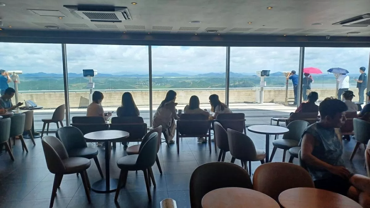 Cửa hàng Starbucks gần biên giới Triều Tiên: Điểm đến đặc biệt của du khách Cửa hàng Starbucks gần biên giới Triều Tiên: Điểm đến đặc biệt của du khách