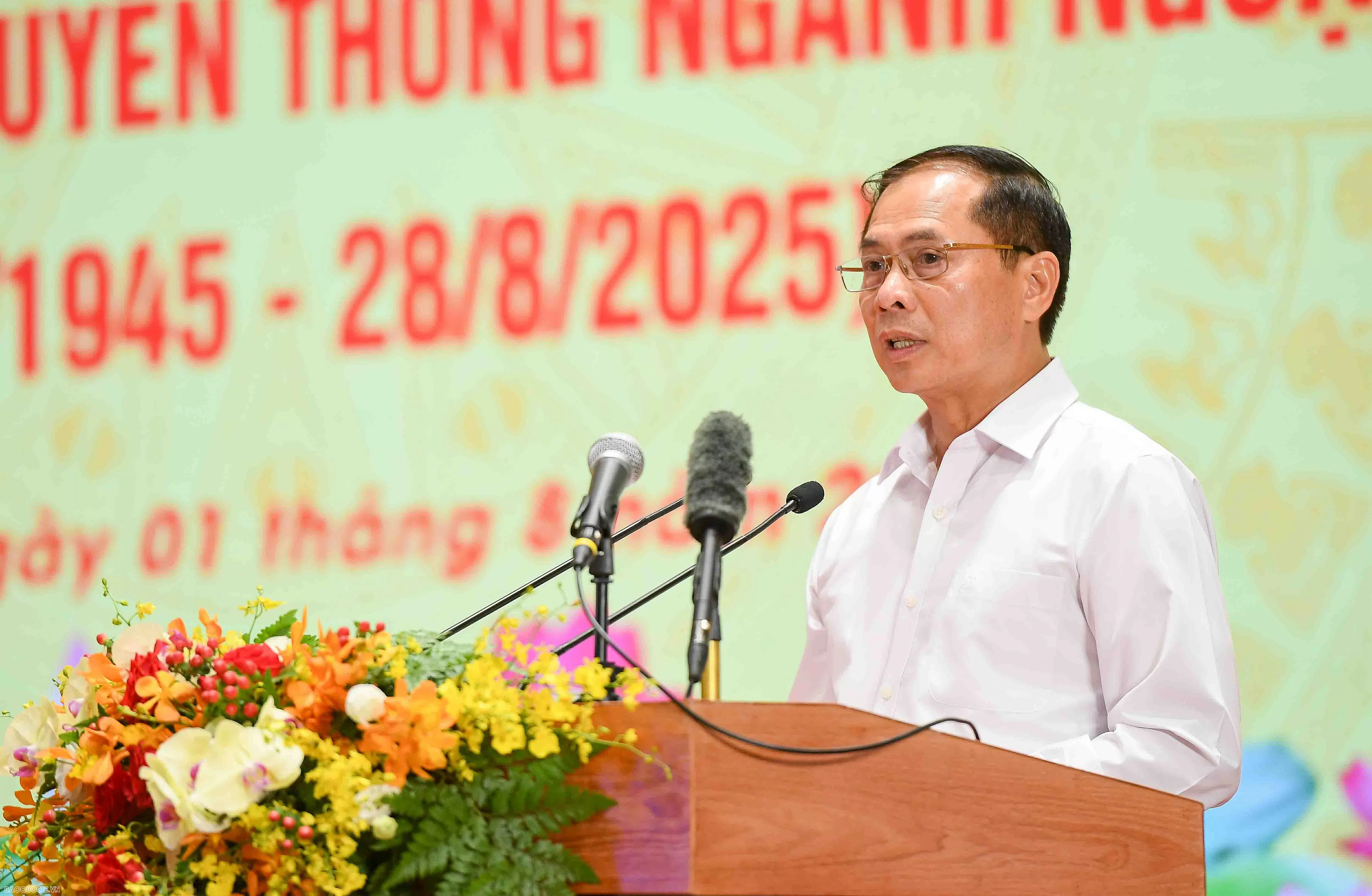 Phó Thủ tướng, Bộ trưởng Bộ Ngoại giao Bùi Thanh Sơn cho rằng, quốc phòng - an ninh - đối ngoại cần tiếp tục phát huy vai trò là “phòng tuyến đầu tiên”, bảo vệ Tổ quốc từ sớm, từ xa, từ khi còn chưa lâm nguy. Tổng Bí thư Tô Lâm: Đất nước có được hòa bình, có được ổn định thì mới có vị thế