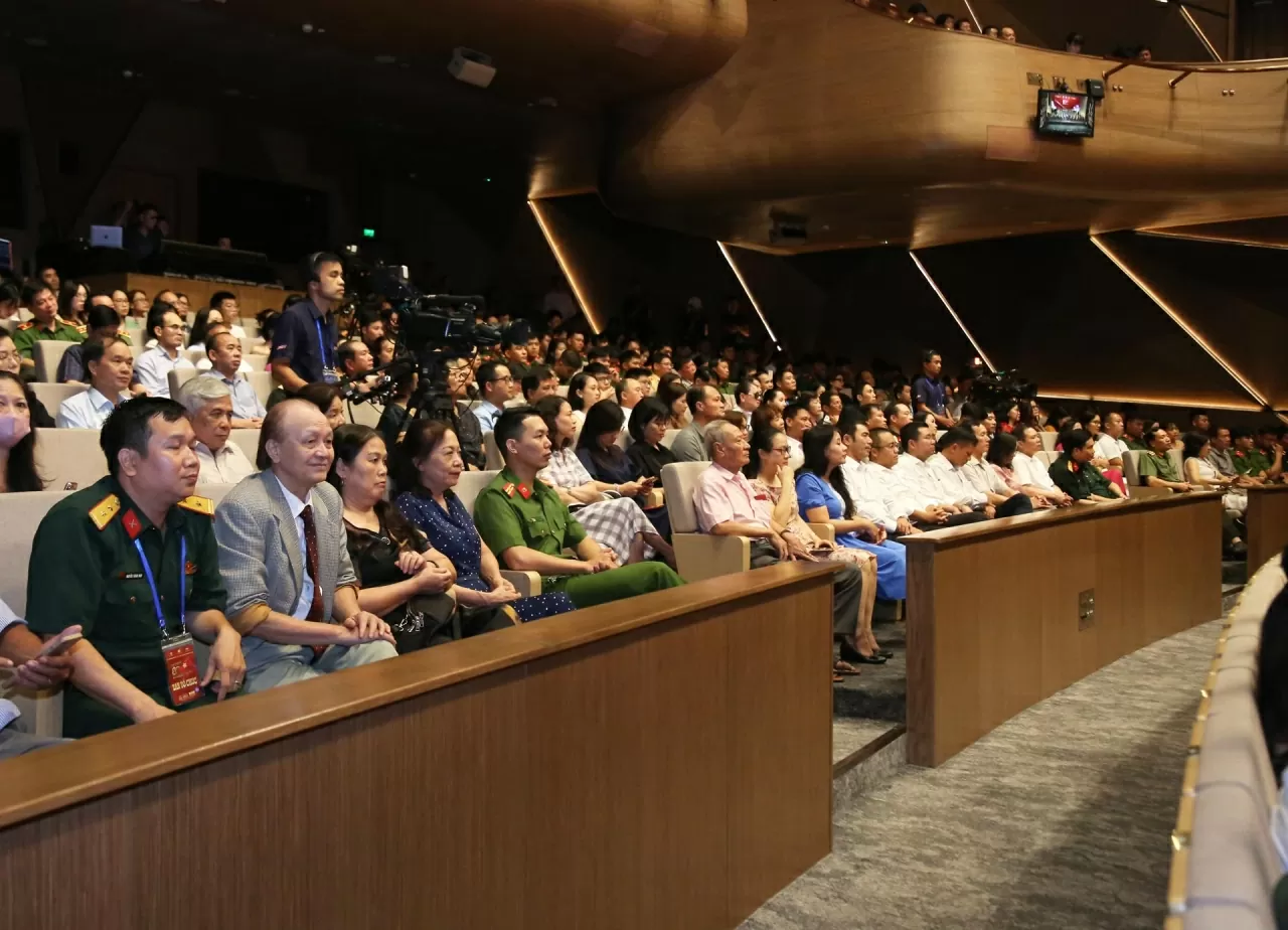 Nhà hát Hồ Gươm chật kín những thính giả yêu thích dòng nhạc Giao hưởng. (Ảnh: Thành Long) Nhà hát Hồ Gươm chật kín những thính giả yêu thích dòng nhạc Giao hưởng. (Ảnh: Thành Long)