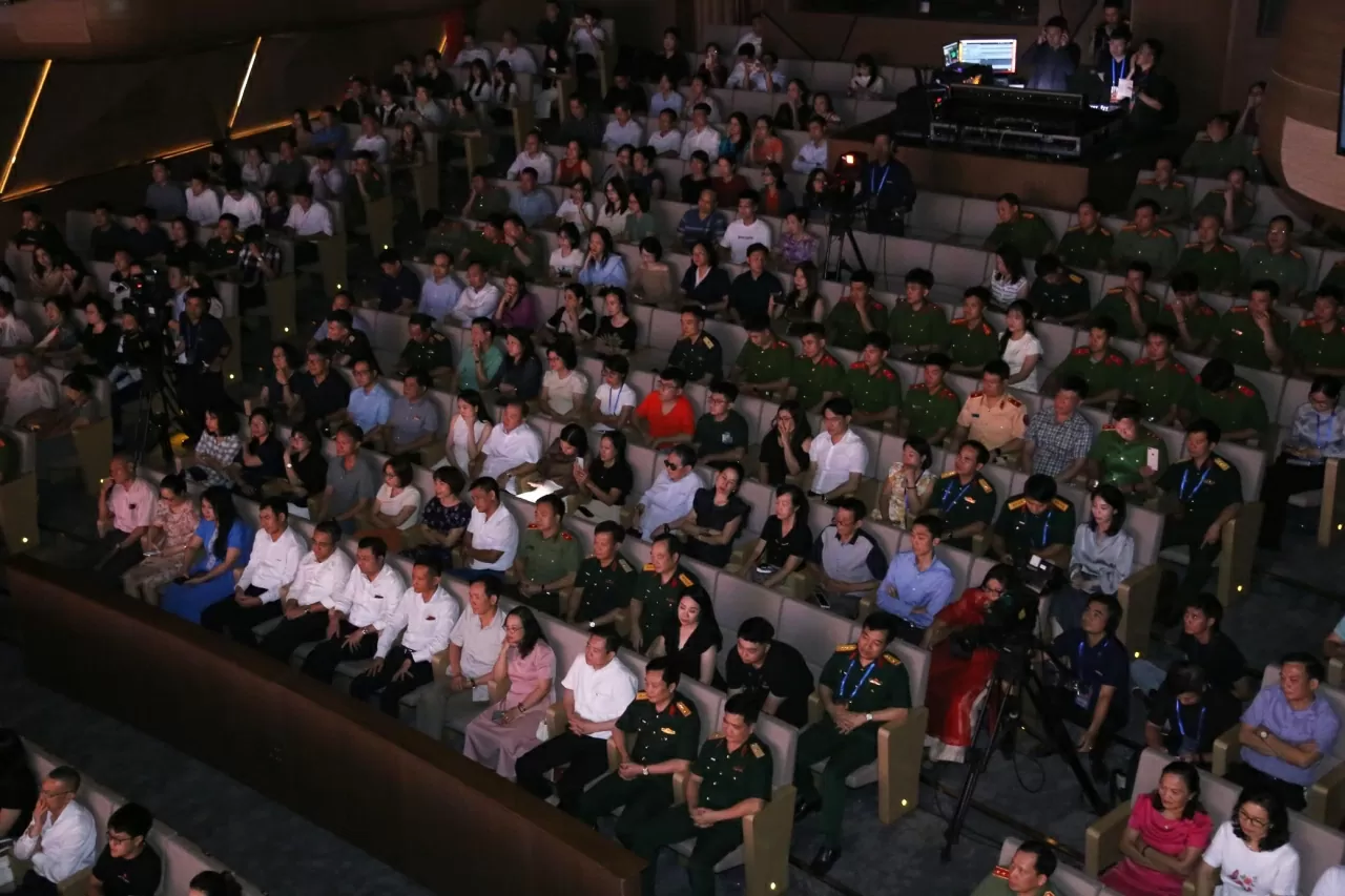 Nhà hát Hồ Gươm chật kín những thính giả yêu thích dòng nhạc Giao hưởng. (Ảnh: Thành Long) Nhà hát Hồ Gươm chật kín những thính giả yêu thích dòng nhạc Giao hưởng. (Ảnh: Thành Long)