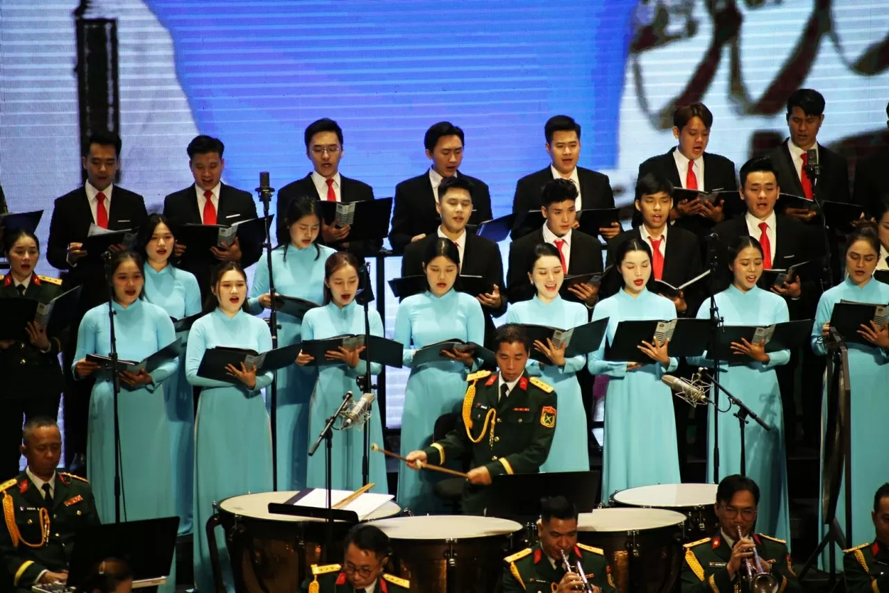 Dàn hợp ca của Dàn nhạc Giao hưởng Quân đội. (Ảnh: Thành Long) Dàn hợp ca của Dàn nhạc Giao hưởng Quân đội. (Ảnh: Thành Long)