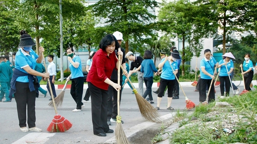 Bí thư Thành ủy Hà Nội Bùi Thị Minh Hoài cùng người dân phường Xuân Đỉnh tổng vệ sinh môi trường