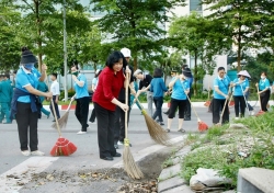 Bí thư Thành ủy Hà Nội Bùi Thị Minh Hoài cùng người dân phường Xuân Đỉnh tổng vệ sinh môi trường