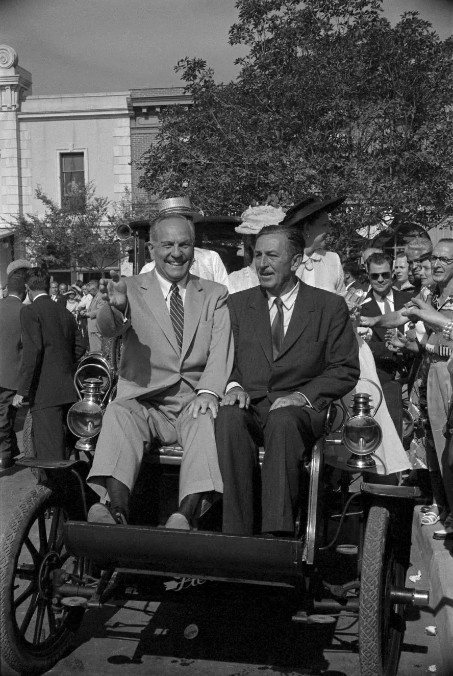 Thống đốc California Goodwin Knight (trái) cùng nhà sáng lập Walt Disney tham gia diễu hành, đánh dấu giờ phút lịch sử của công viên. (Nguồn: Getty) Thống đốc California Goodwin Knight (trái) cùng nhà sáng lập Walt Disney tham gia diễu hành, đánh dấu giờ phút lịch sử của công viên. (Nguồn: Getty)