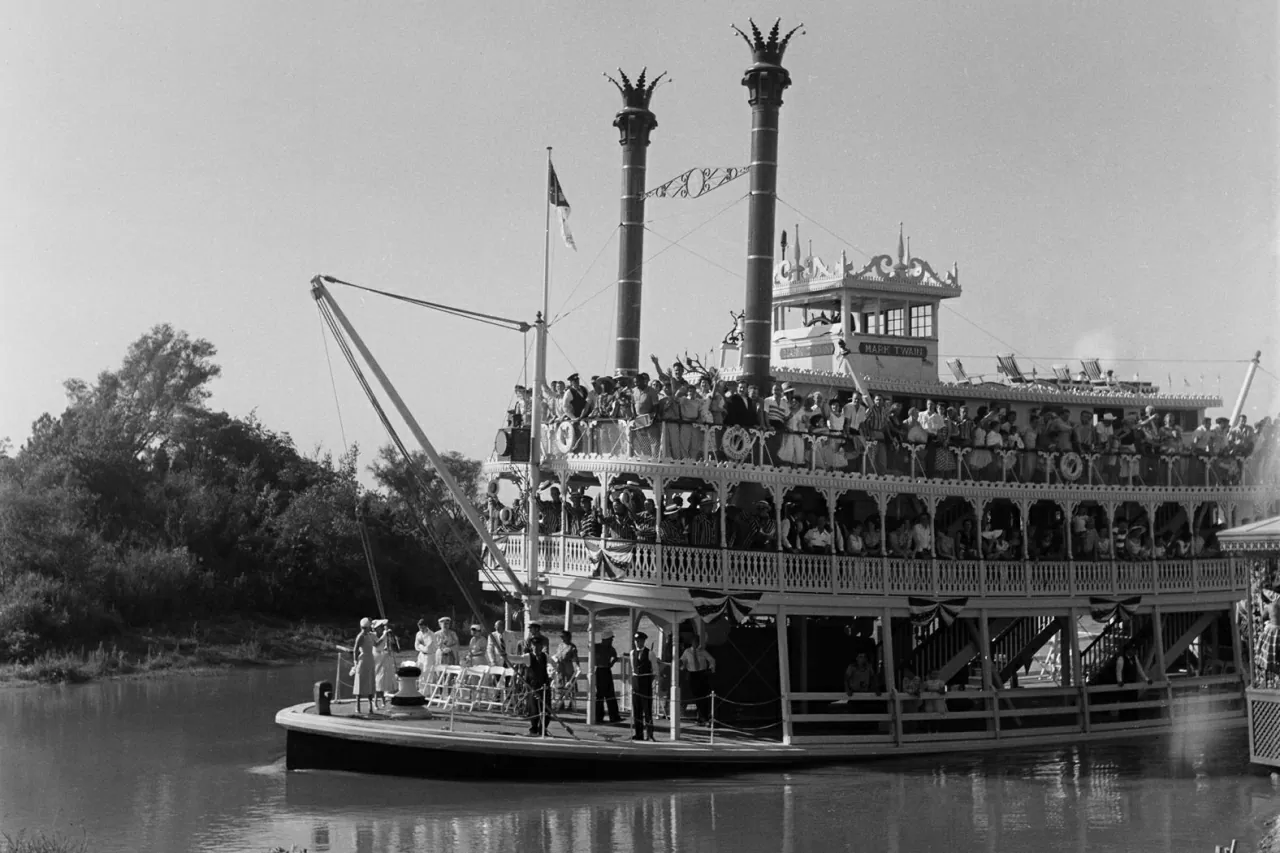 Chiếc thuyền hơi nước Mark Twain chật cứng người trong buổi khai trương. (Nguồn: Getty)