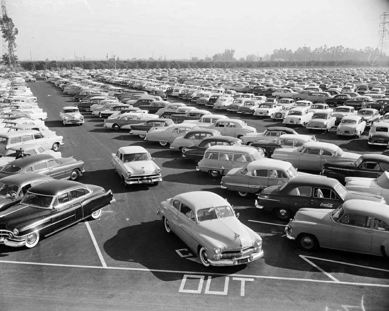 Bãi đỗ xe của Disneyland chật kín ô tô trong ngày khai trương. (Nguồn: Getty) Bãi đỗ xe của Disneyland chật kín ô tô trong ngày khai trương. (Nguồn: Getty)