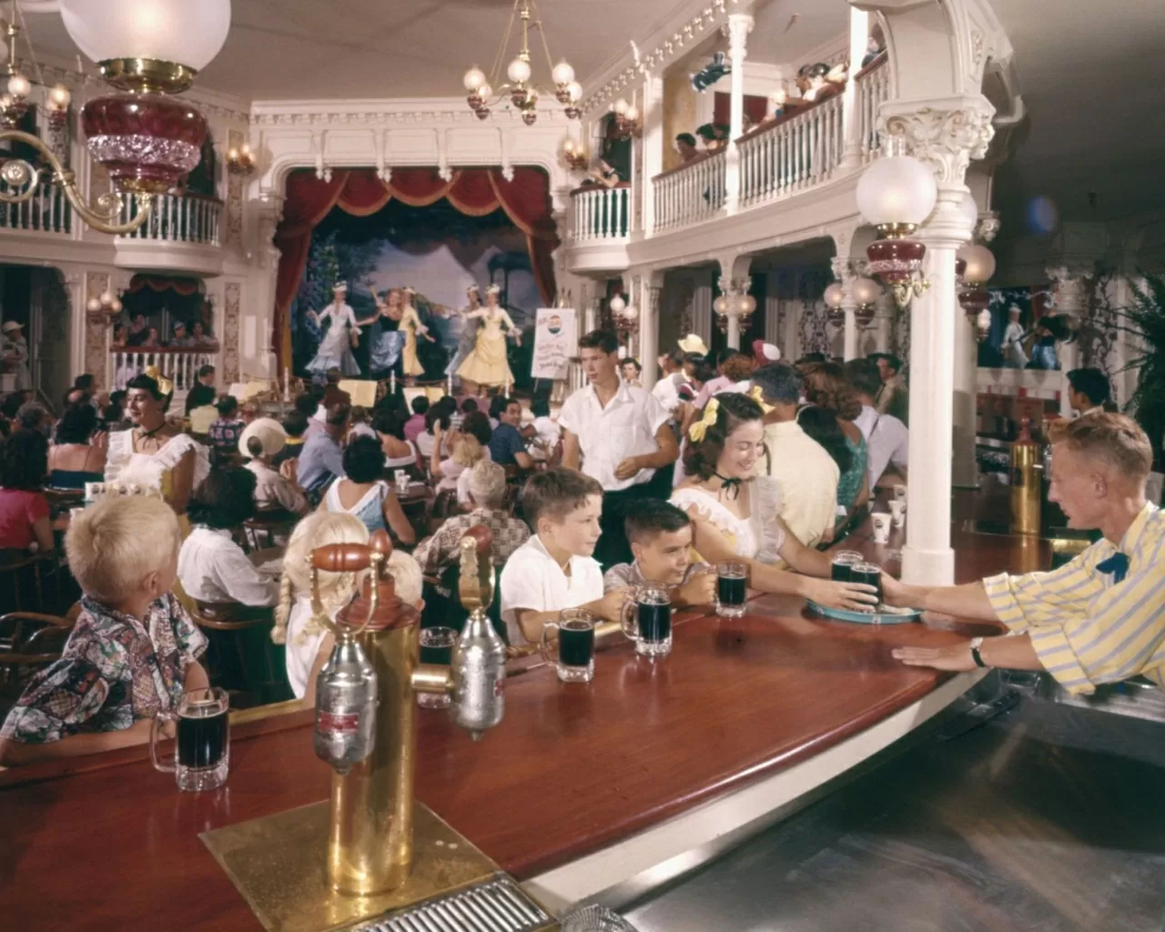 ​​Trẻ em được phục vụ tại quầy bar trong khu vực Golden Horseshoe Saloon. (Nguồn: Shutterstock)