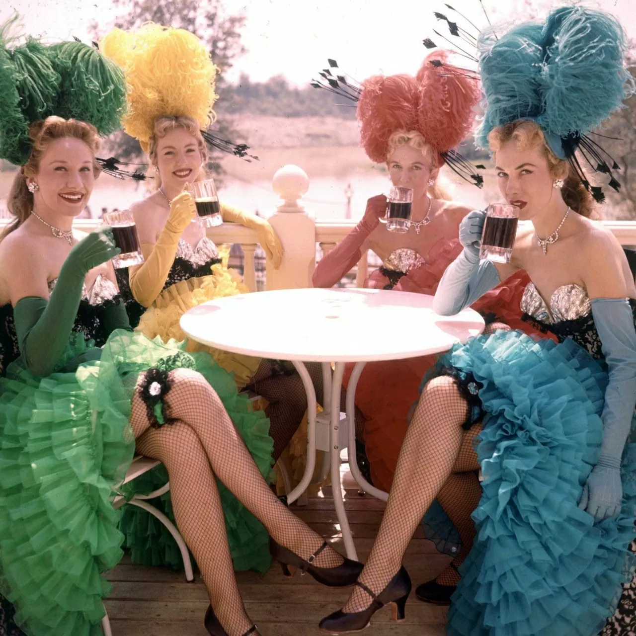 Các vũ công ngồi uống nước ở bàn ngoài trời.(Nguồn: Shutterstock) Các vũ công ngồi uống nước ở bàn ngoài trời.(Nguồn: Shutterstock)