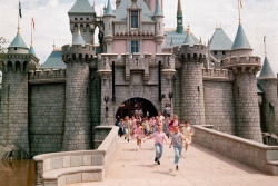 Nhìn lại 'vùng đất hạnh phúc nhất trên Trái Đất' - Disneyland những ngày xưa cũ