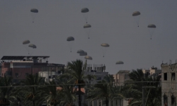 Xung đột Hamas-Israel: Hàng chục tấn hàng viện trợ nhân đạo thả xuống Dải Gaza