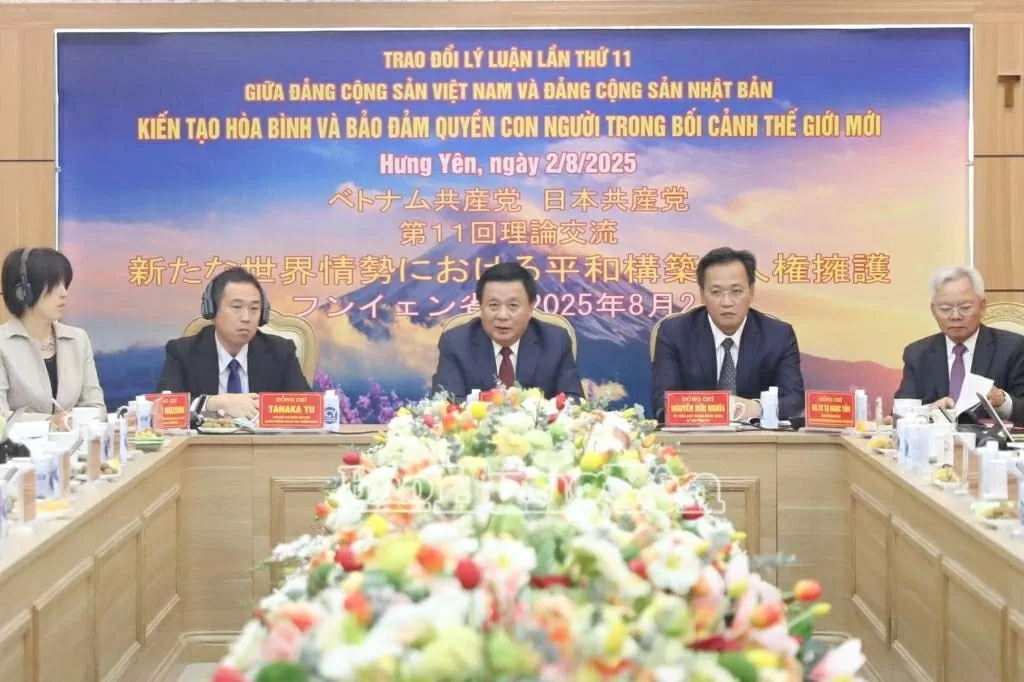 Các đồng chí chủ trì cuộc trao đổi lý luận lần thứ 11 giữa Đảng Cộng sản Việt Nam và Đảng Cộng sản Nhật Bản. Các đồng chí chủ trì cuộc trao đổi lý luận lần thứ 11 giữa Đảng Cộng sản Việt Nam và Đảng Cộng sản Nhật Bản.