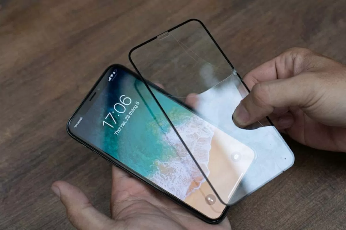 Tháo miếng dán cường lực