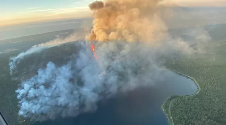 Vụ cháy rừng Wesley Ridge ở bờ bắc hồ Cameron trên đảo Vancouver. (Nguồn: CBC) Vụ cháy rừng Wesley Ridge ở bờ bắc hồ Cameron trên đảo Vancouver. (Nguồn: CBC)