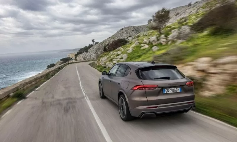 So với Porsche Macan, Maserati Grecale sở hữu kích thước nhỉnh hơn và được định vị ở phân khúc cao cấp hơn. So với Porsche Macan, Maserati Grecale sở hữu kích thước nhỉnh hơn và được định vị ở phân khúc cao cấp hơn.