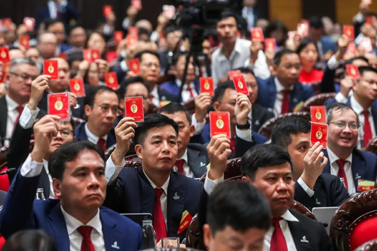 Phát triển Tập đoàn có tiềm lực mạnh, quản trị hiện đại, năng lực cạnh tranh cao, tiên phong trong chuyển dịch năng lượng và tăng trưởng xanh bền vững Phát triển Tập đoàn có tiềm lực mạnh, quản trị hiện đại, năng lực cạnh tranh cao, tiên phong trong chuyển dịch năng lượng và tăng trưởng xanh bền vững