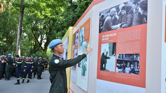 Lực lượng diễu binh, diễu hành A80 tham quan Khu di tích Chủ tịch Hồ Chí Minh