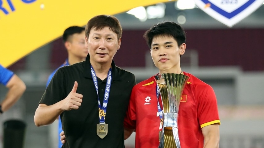 Báo Hàn dự đoán HLV Kim Sang Sik sẽ vượt HLV Park Hang Seo sau cú đúp danh hiệu