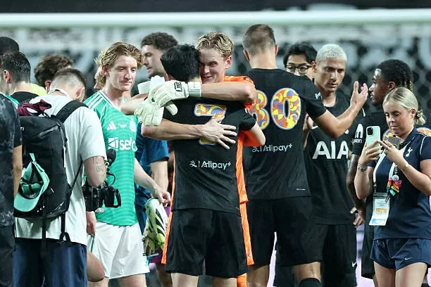 CHÙM ẢNH: Son Heung Min rớt nước mắt chia tay Tottenham CHÙM ẢNH: Son Heung Min rớt nước mắt chia tay Tottenham