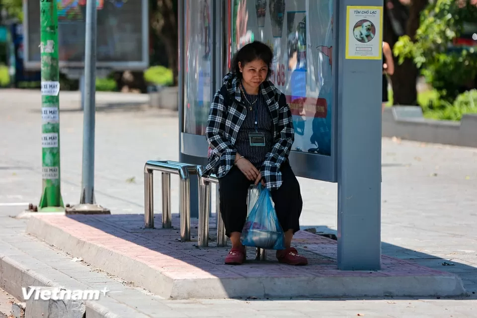 Người dân di chuyển trên đường phố như đổ lửa giữa nắng nóng Hà Nội Người dân di chuyển trên đường phố như đổ lửa giữa nắng nóng Hà Nội