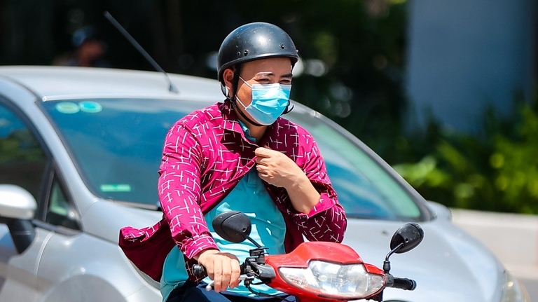 Người dân di chuyển trên đường phố như đổ lửa giữa nắng nóng Hà Nội
