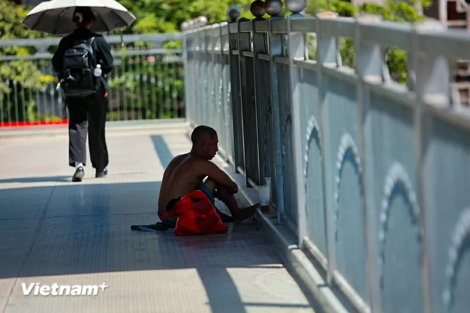 Người dân di chuyển trên đường phố như đổ lửa giữa nắng nóng Hà Nội Người dân di chuyển trên đường phố như đổ lửa giữa nắng nóng Hà Nội