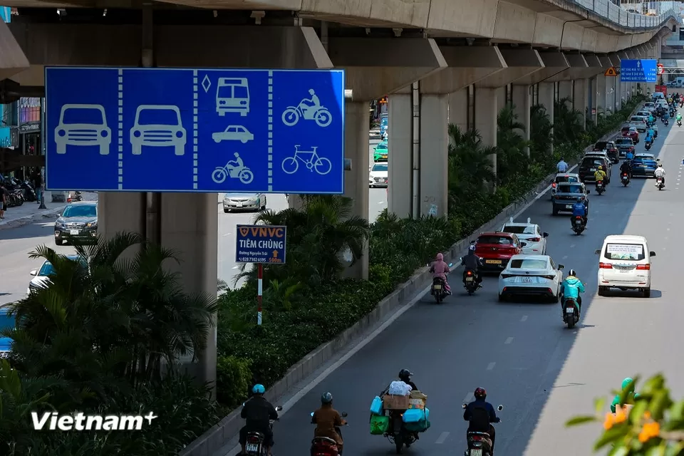 Người dân di chuyển trên đường phố như đổ lửa giữa nắng nóng Hà Nội Người dân di chuyển trên đường phố như đổ lửa giữa nắng nóng Hà Nội