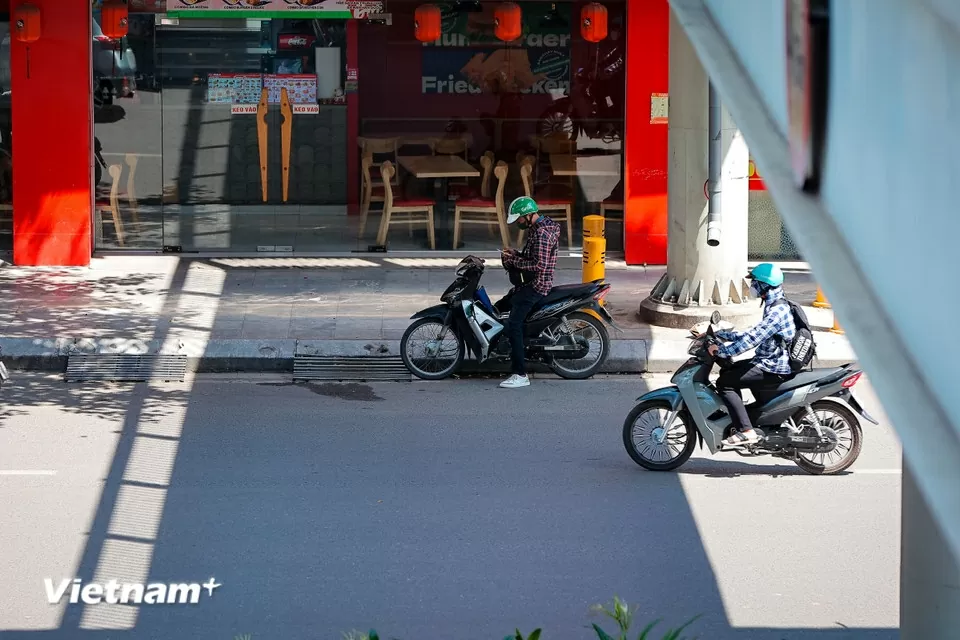 Người dân di chuyển trên đường phố như đổ lửa giữa nắng nóng Hà Nội Người dân di chuyển trên đường phố như đổ lửa giữa nắng nóng Hà Nội